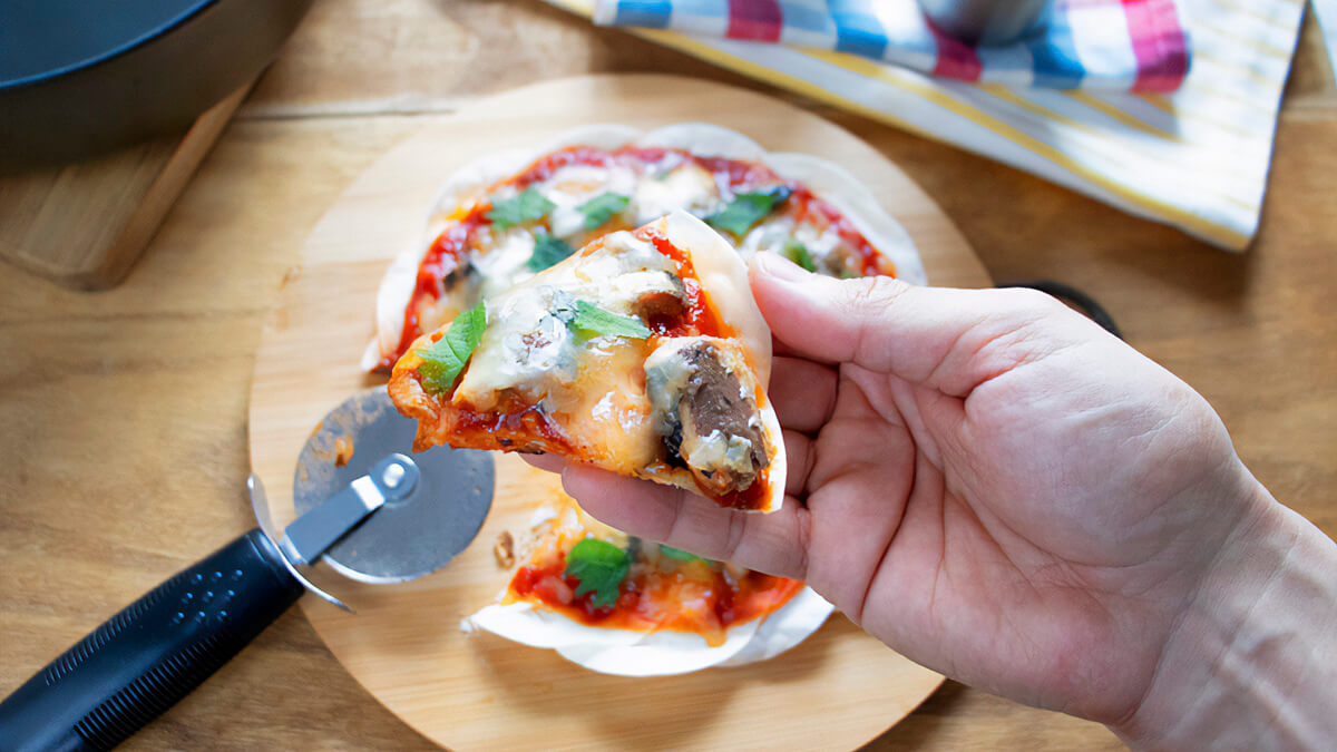 餃子の皮で作るいわしと大葉のピザ
