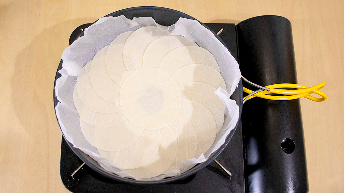 餃子の皮を並べる