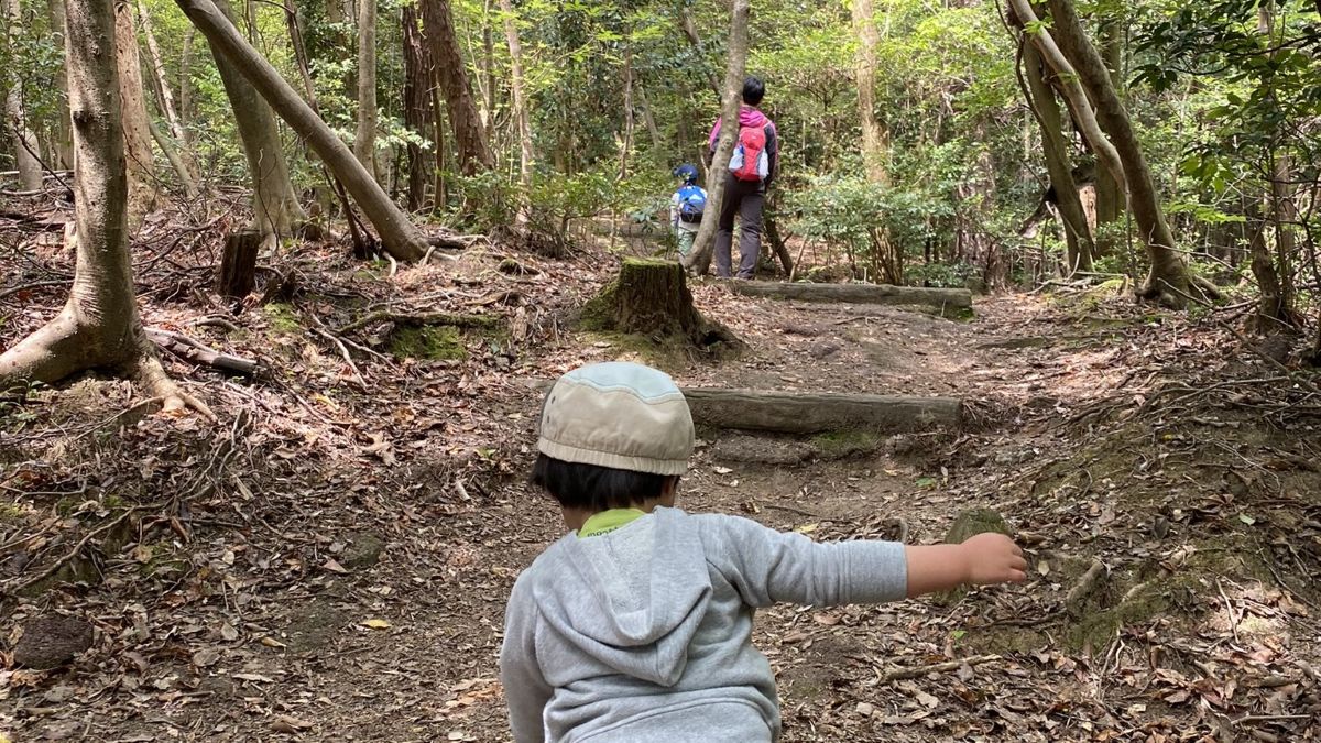 生駒山の山道を登る子ども