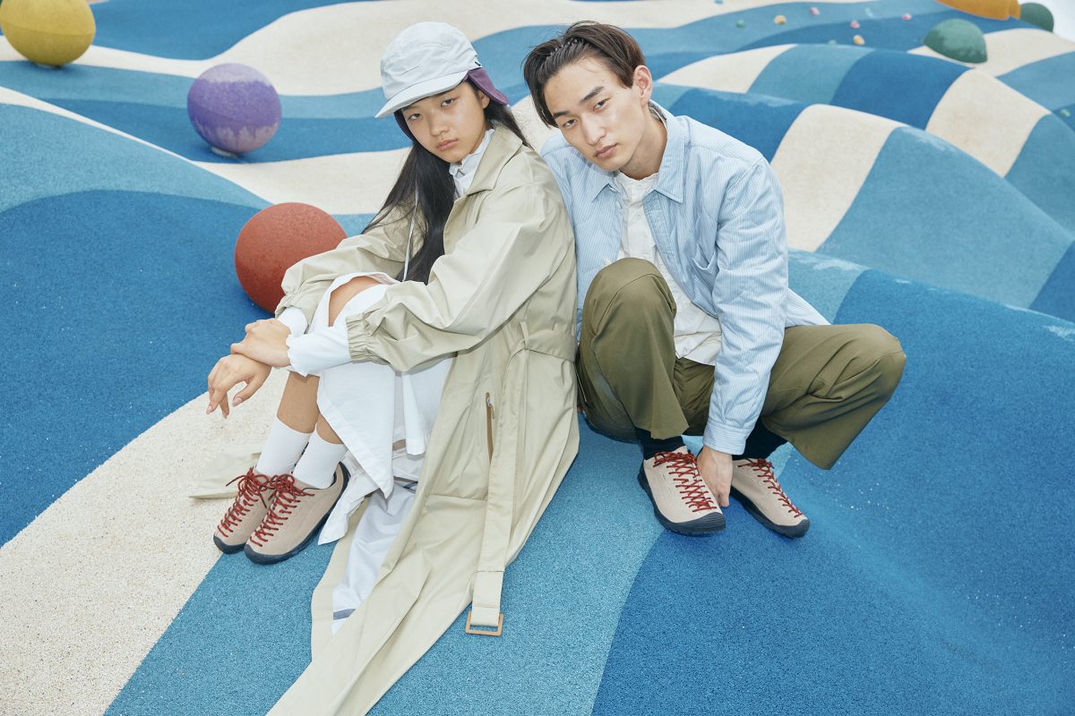 スニーカーを履く男女
