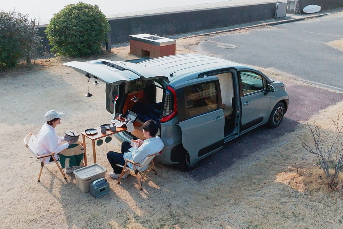 キャンプで超便利なトヨタ・シエンタの専用車中泊キットがアップデート! 憧れのバンライフを叶えよう