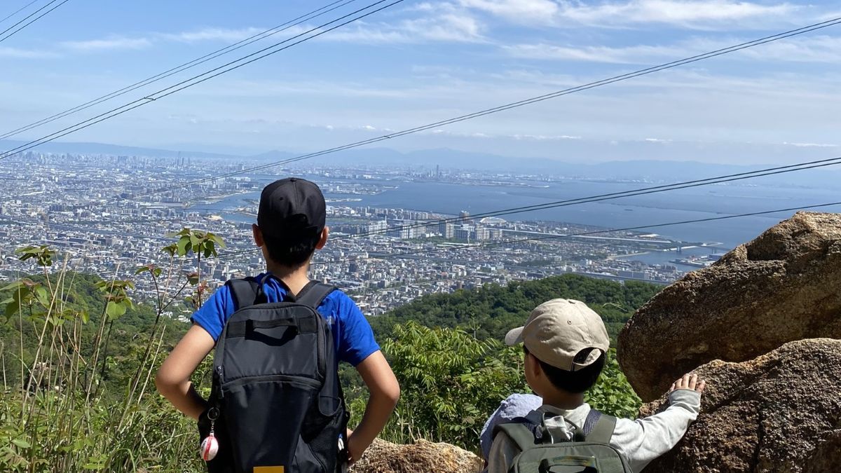 六甲山から神戸を一望する子どもたち