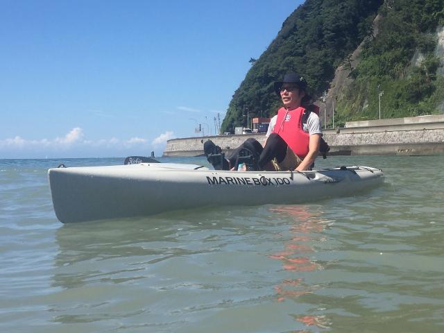 岸沿いのフィッシングカヤック