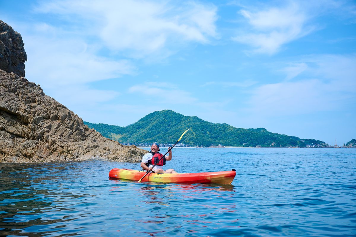 岸沿いのシーカヤック