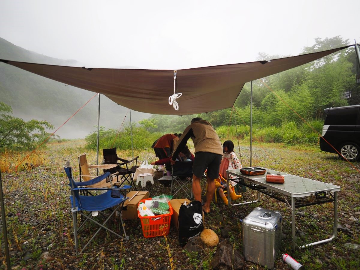 雨でもタープの下でバーベキュー