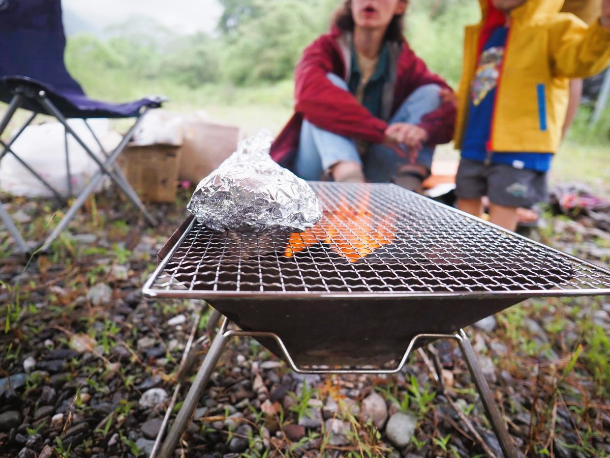 差し入れの鯛を焚き火で丸焼きに