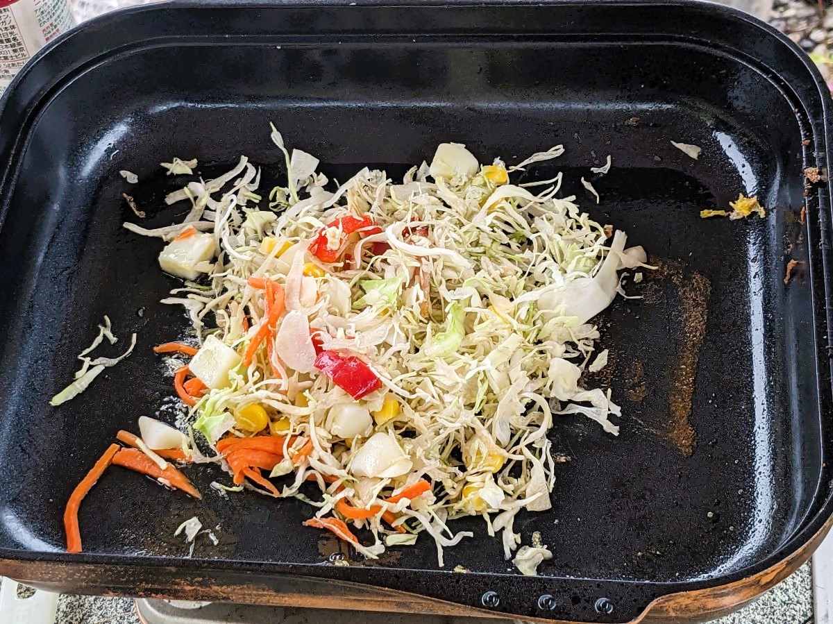 サラダを野菜炒めにする
