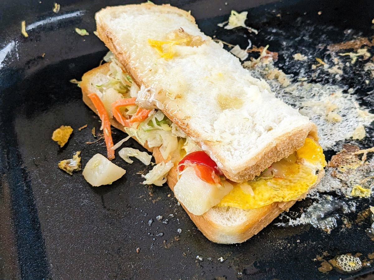 ホットサンドにサラダを挟む