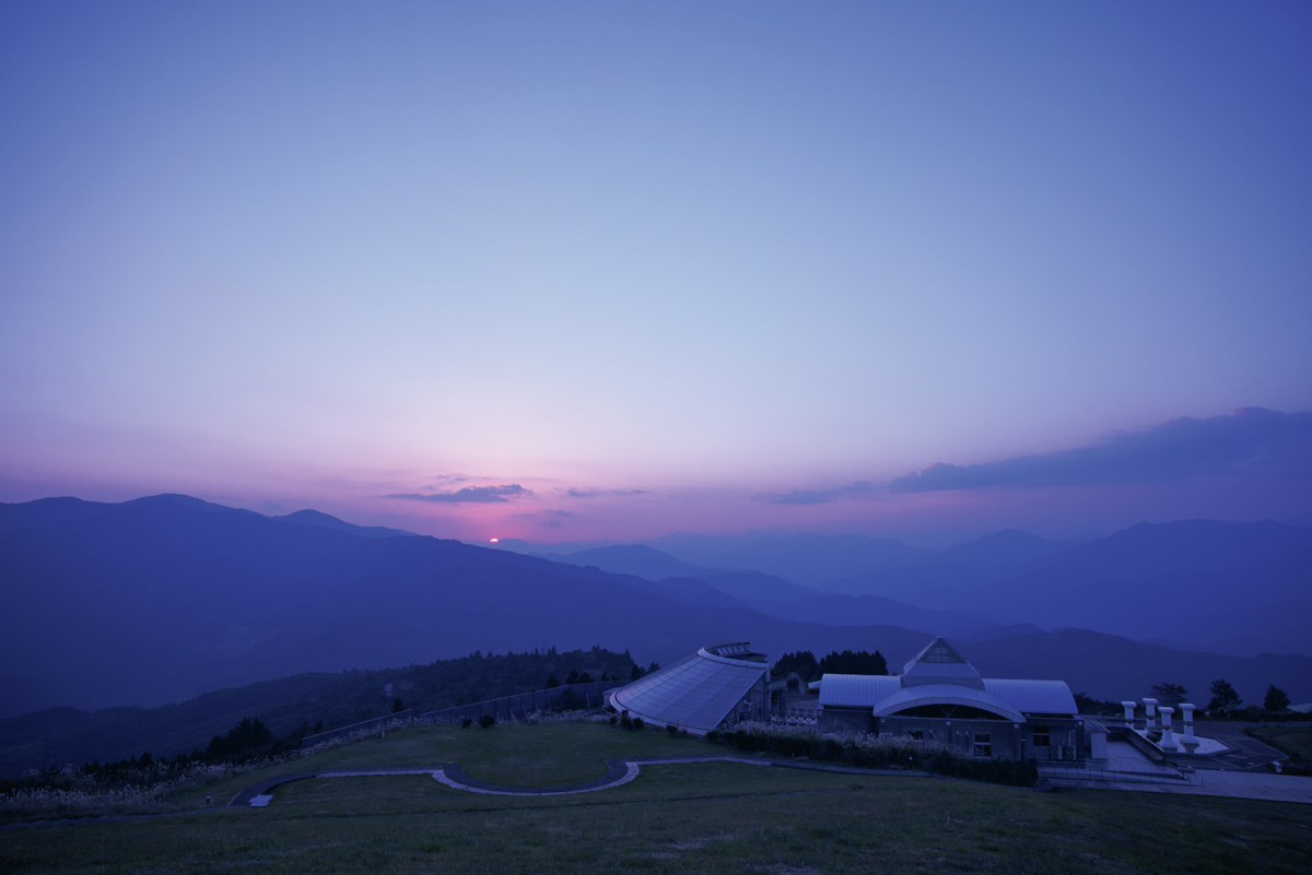 夕暮れ時のキャンプ場。