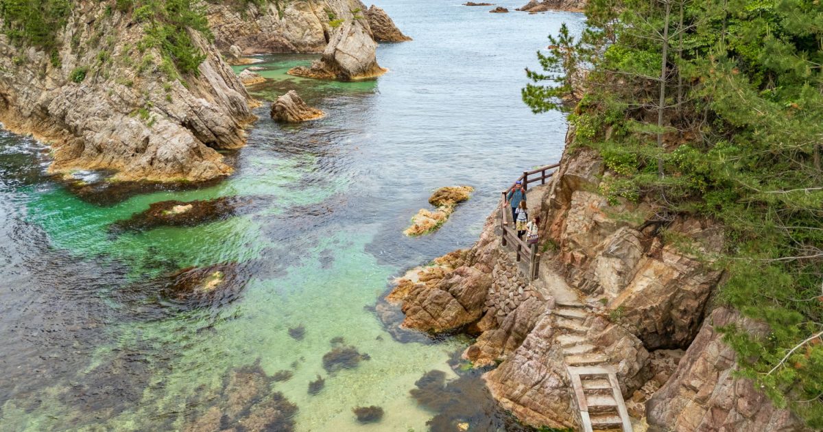 山陰海岸ジオパークトレイルの絶景を水陸から楽しめるハイク