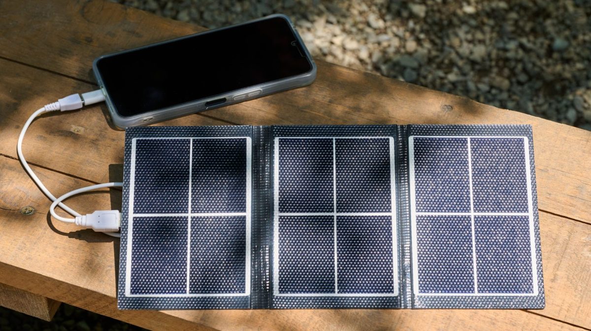 「スキマ充電」したい人におすすめ！ すぐ取り出せる小さなソーラーチャージャー、あります