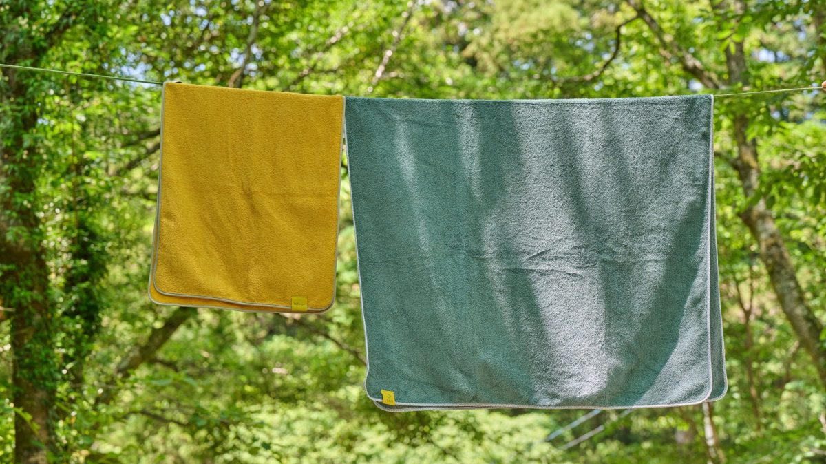アウトドアタオルの決定版がでたーっ！たたむと薄く、すばやく水を拭き取り、肌触りなめらか