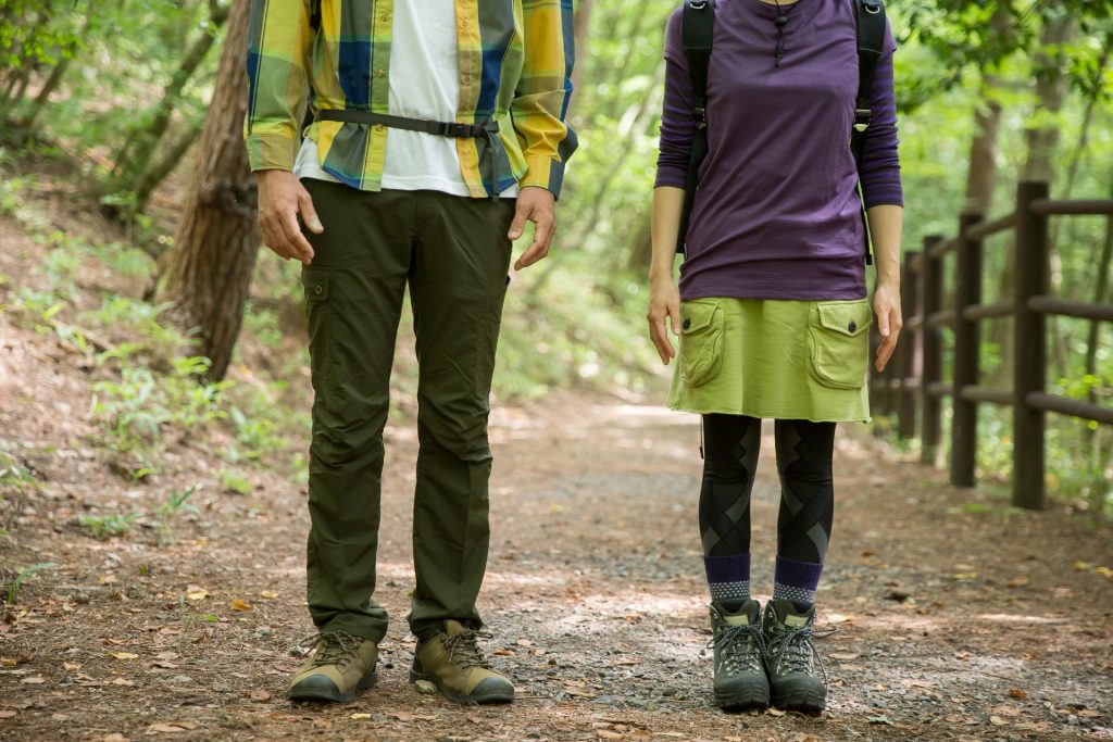 山用の服を着た男女が登山道に立っている様子。