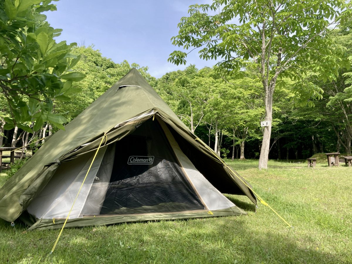 カーキ色のテント