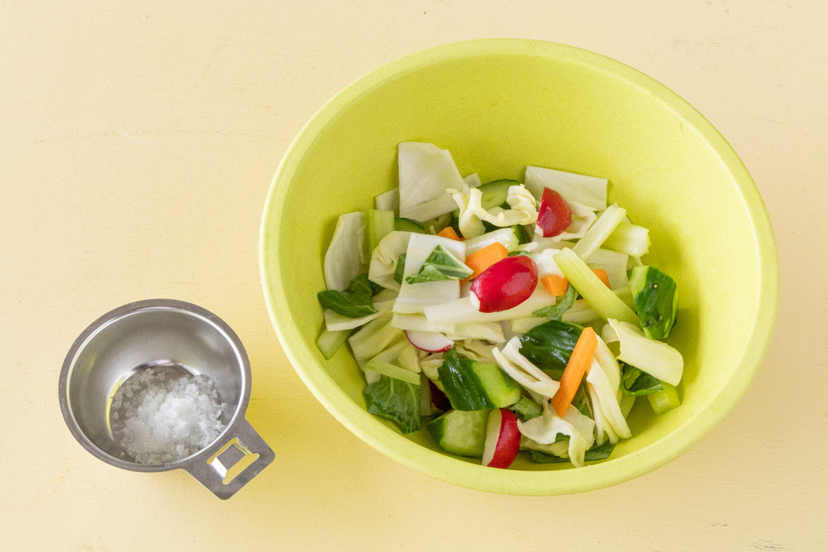 野菜に塩をする