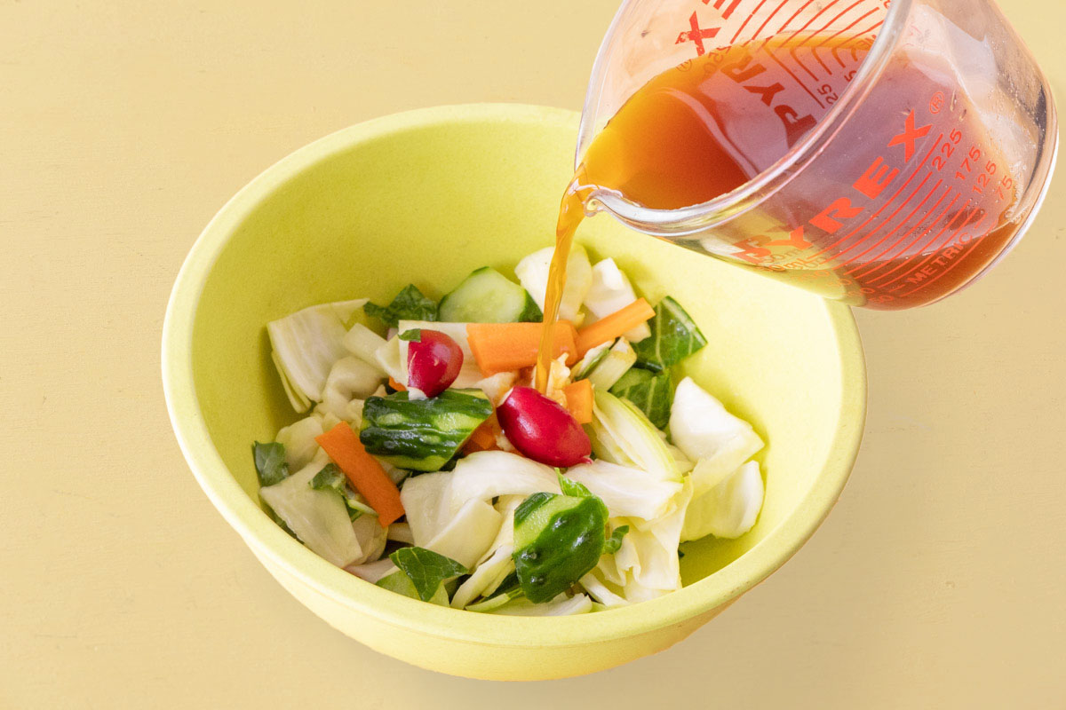 野菜を紅茶液に浸す