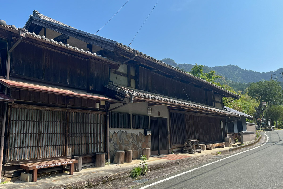 参道に残る古い建造物