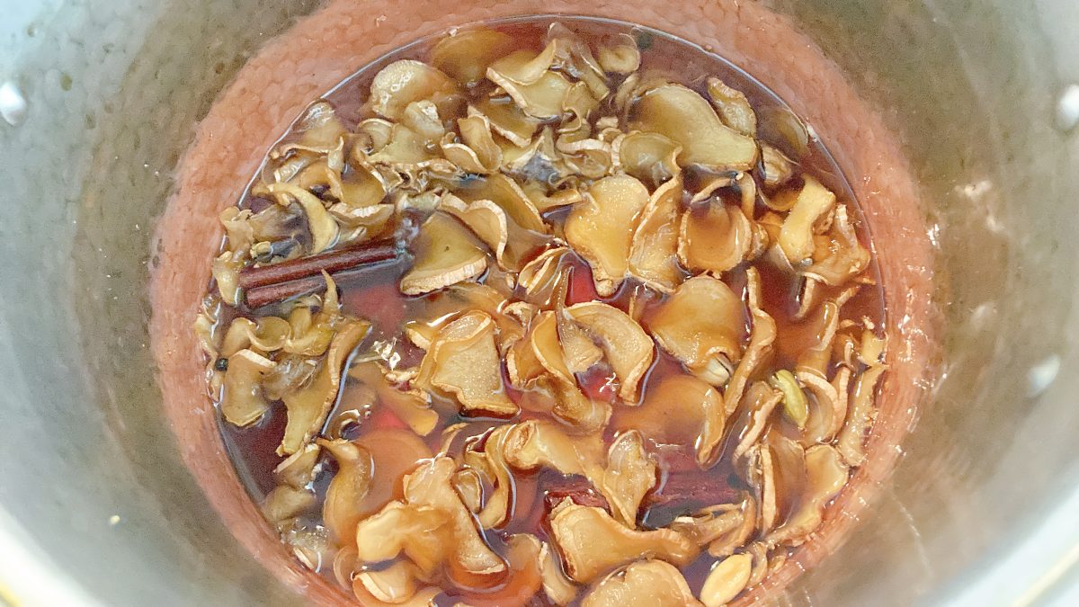 鍋で煮込んでいる様子
