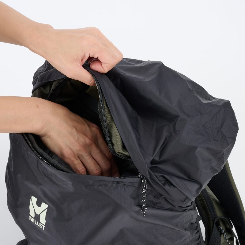バックパック通勤派にも！ 装着したままでも荷物が取り出せるレインカバーがミレーから登場