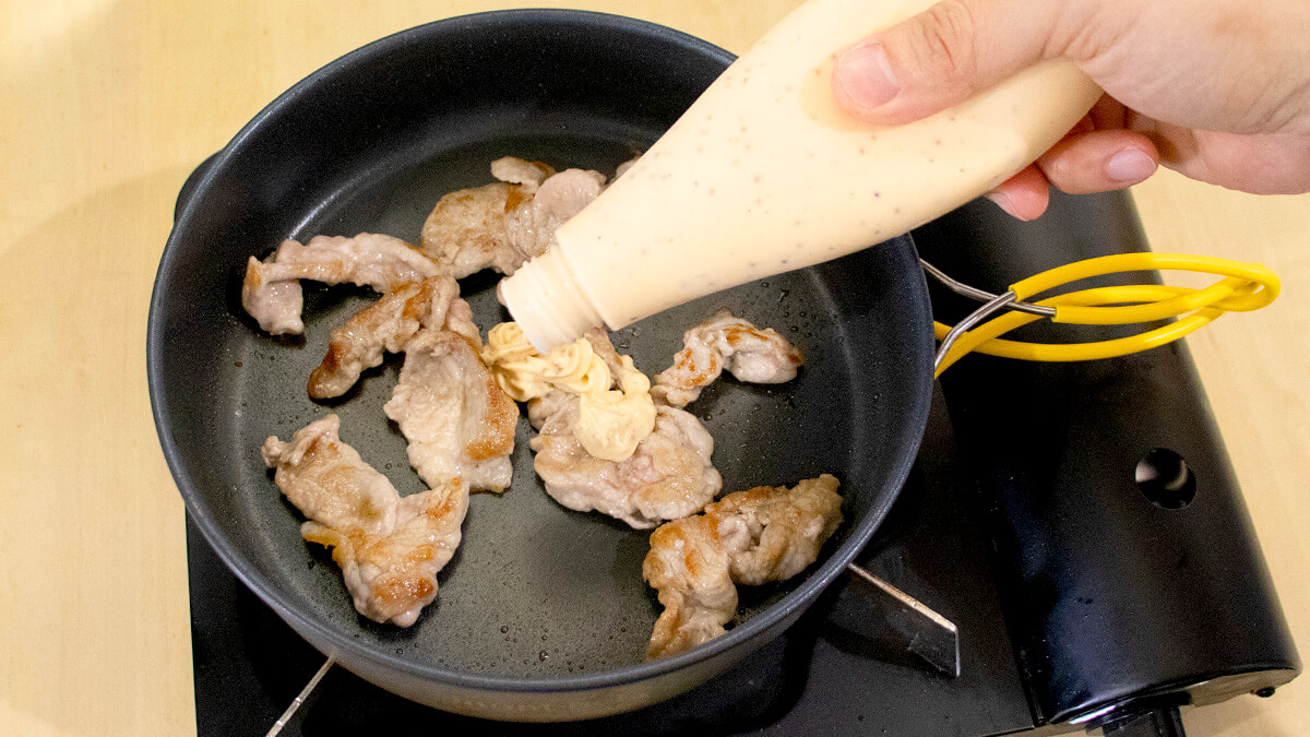 「ホリネーズ辛口」で味付けする
