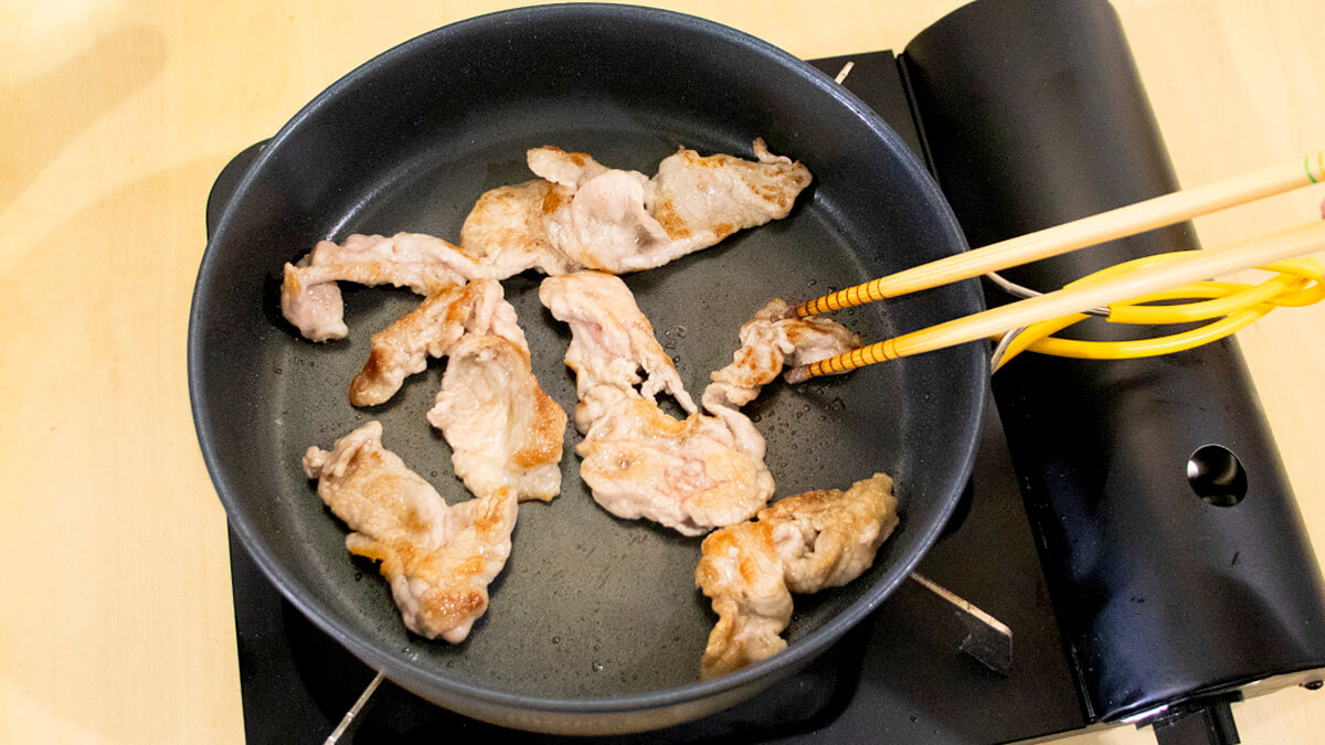 豚こま切れ肉を炒める