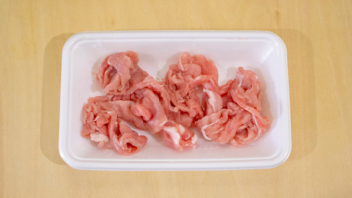 豚こま切れ肉に片栗粉をまぶす