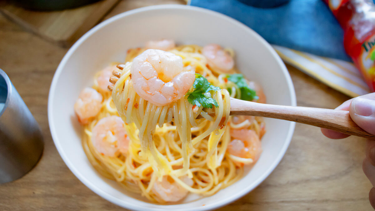 「モラドック スイートチリソース」で作るエビチリパスタ