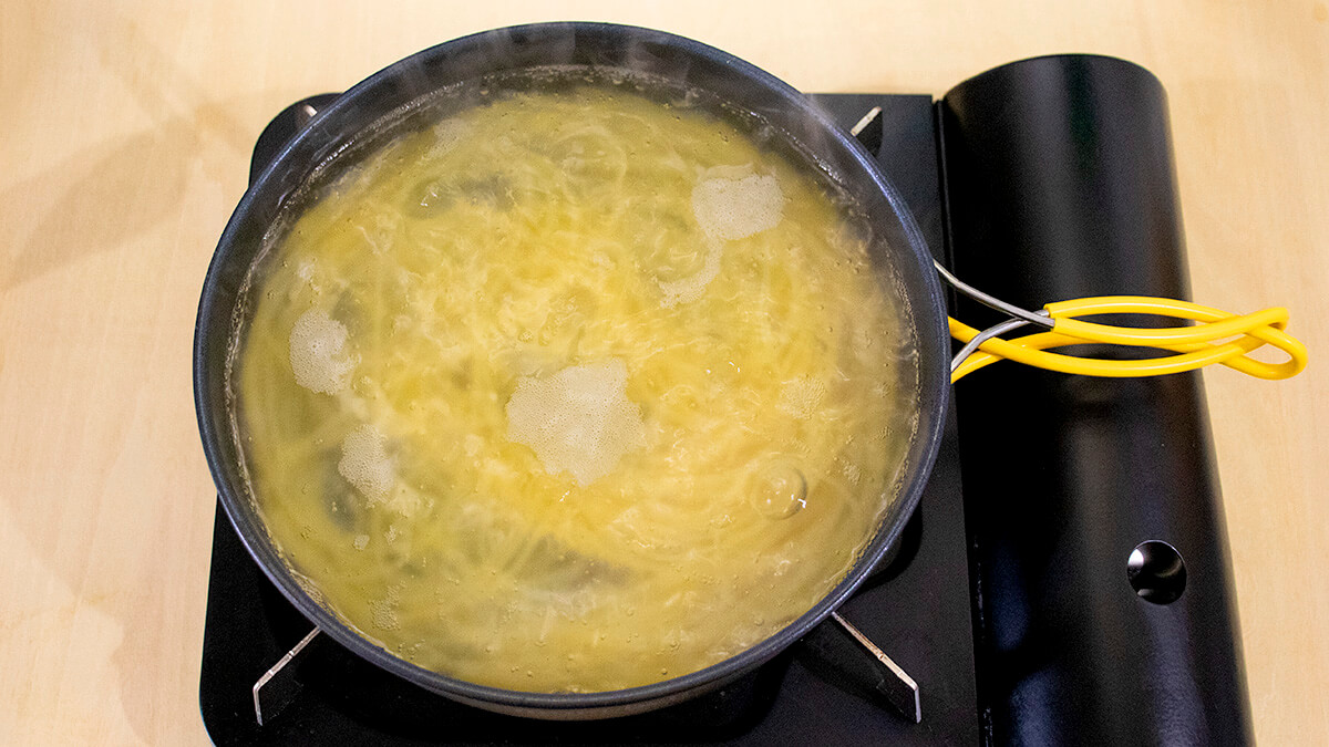スパゲッティを茹でる