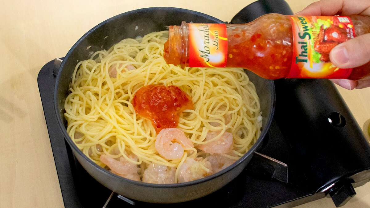 「モラドック スイートチリソース」で味付けする
