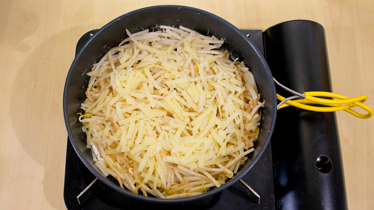 ピザ用チーズをちらして焼く
