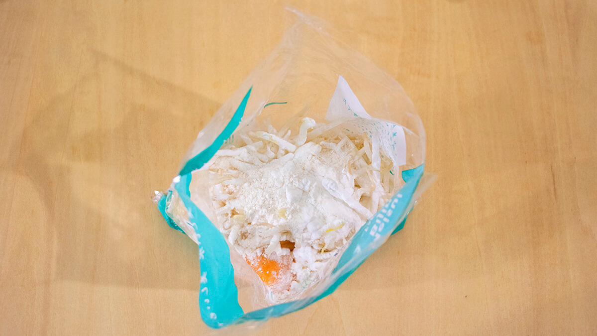 もやしの袋に卵と粉類を加える