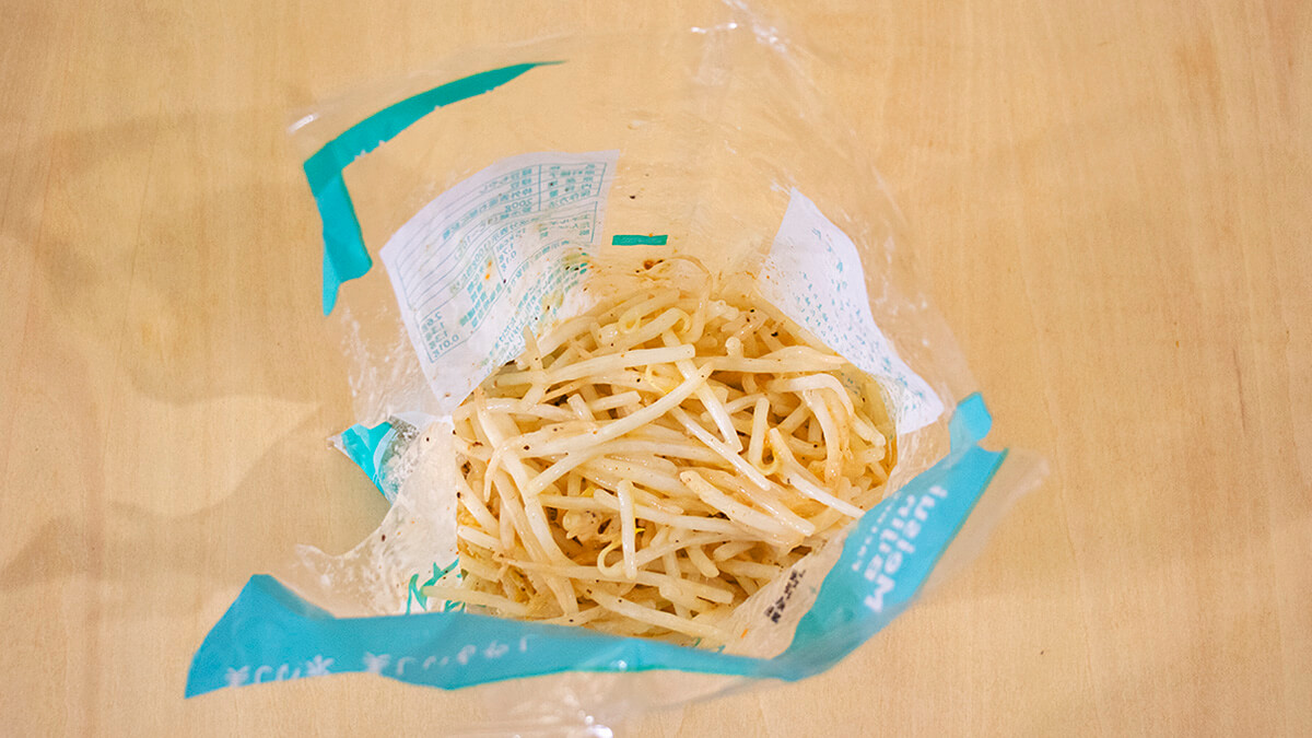 もやしを混ぜて生地を作る