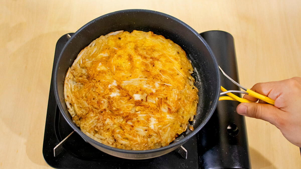 裏面が焼けたらフライパンを揺すってみる