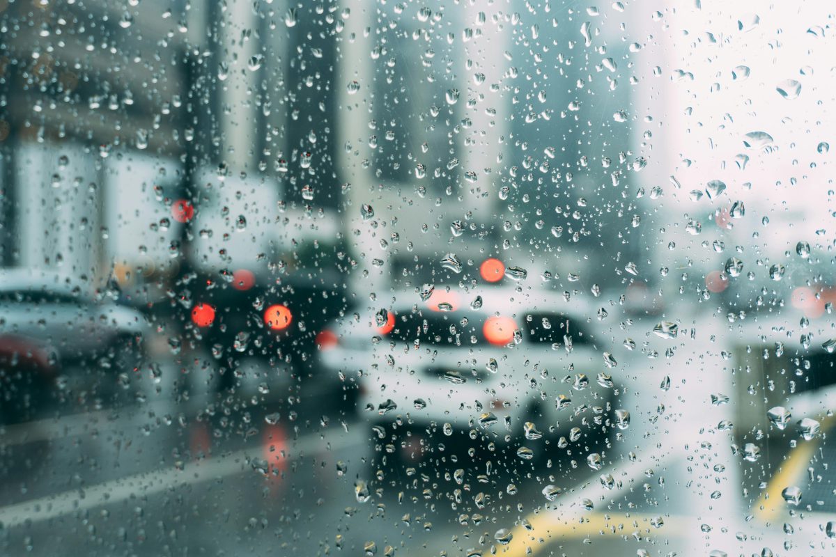 雨が降る街