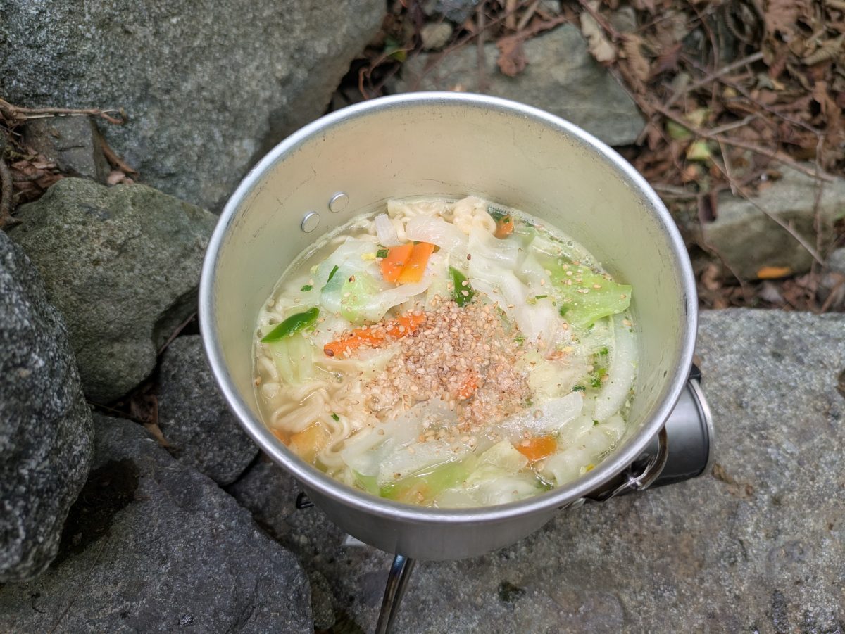 アウトドアで塩ラーメン