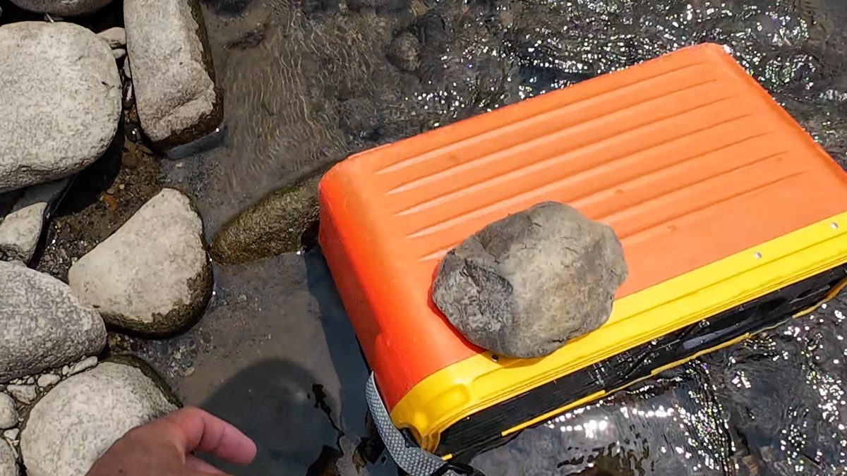 浅瀬に浸したオトリ缶