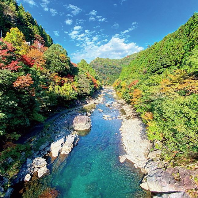 山に挟まれた川