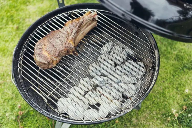 グリルで肉を焼く様子