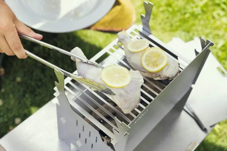 レモンの乗った魚を焼く様子