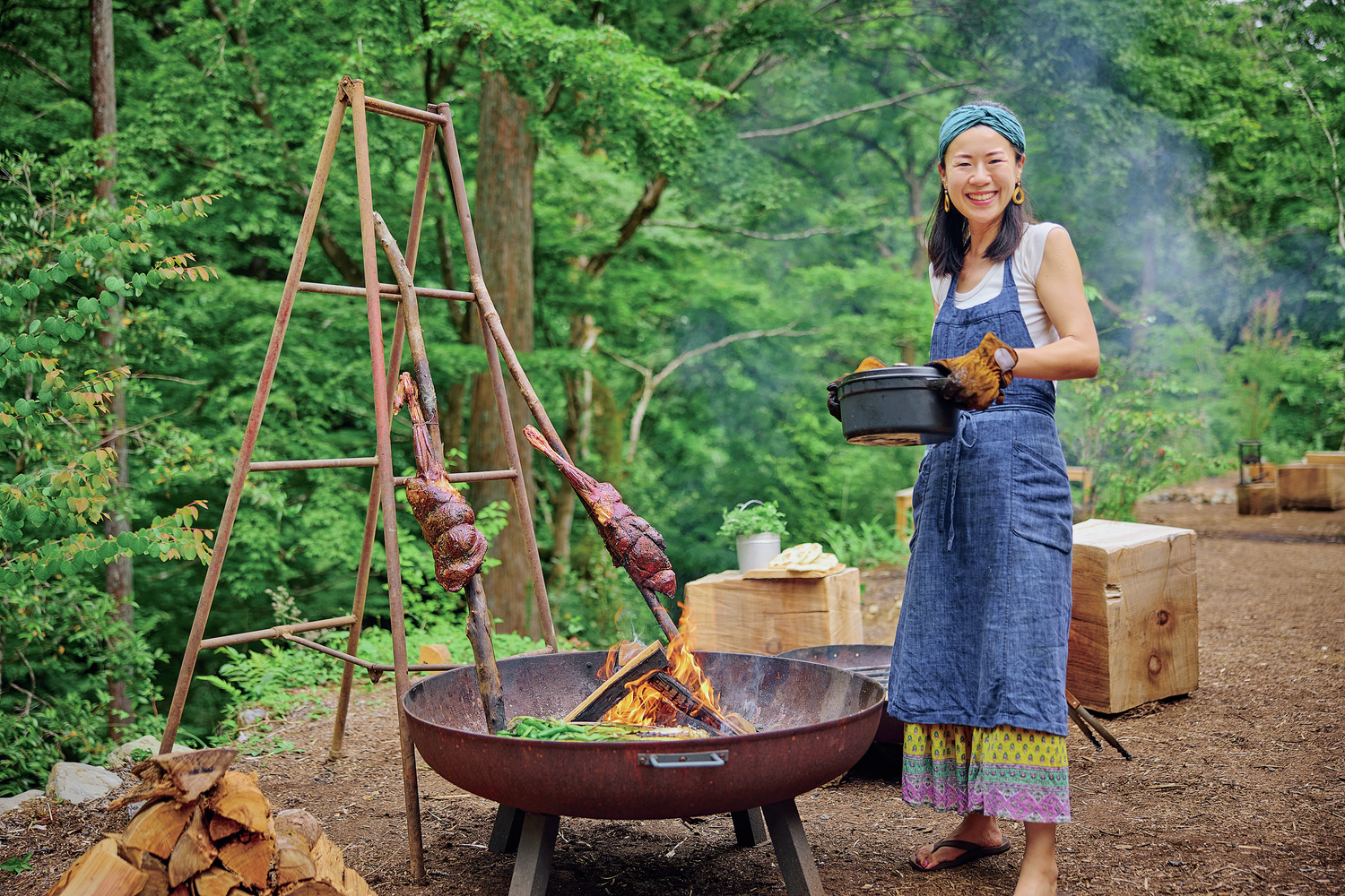 焚き火と語らい、じっくり仕上げる！旅する料理人・三上奈緒さんの野趣あふれる鹿肉料理レシピ