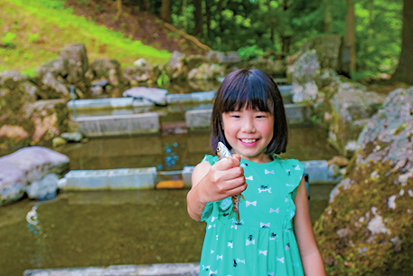 魚を掴む子供