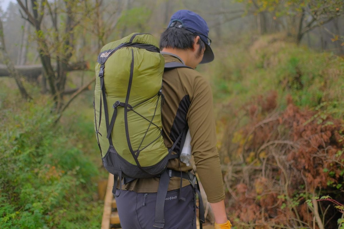 バックパックを背負った登山者