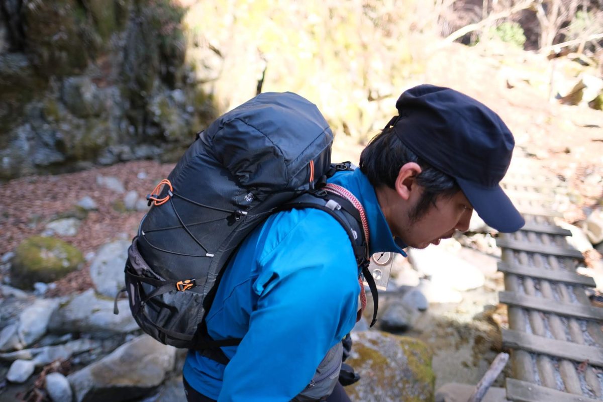バックパックを背負った登山者