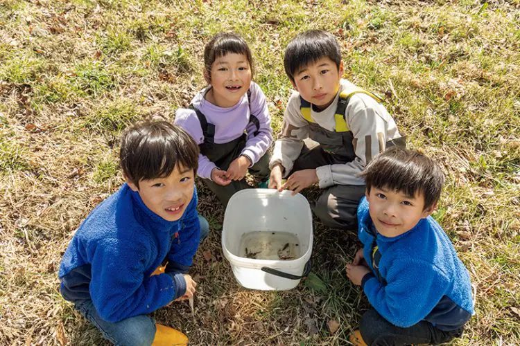虫をたくさん捕まえた子供たち