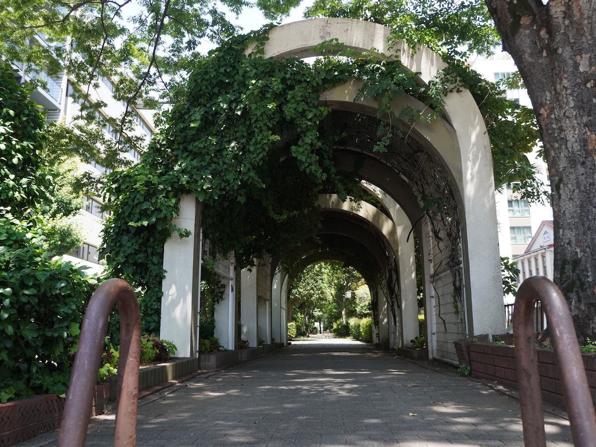 散策中にひと息、に最適。中央区・人形町見つけた爽快緑道【プロハイカー斉藤正史の東京GREEN WAY FILE.5】