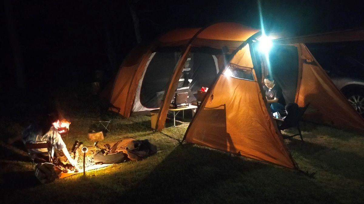 夜間のキャンプサイトの様子。