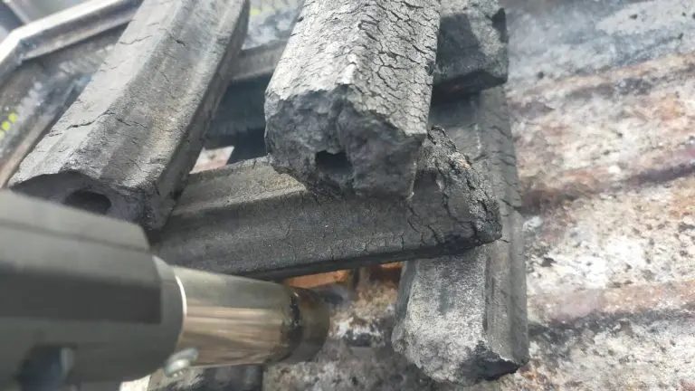 炭に火をつける様子