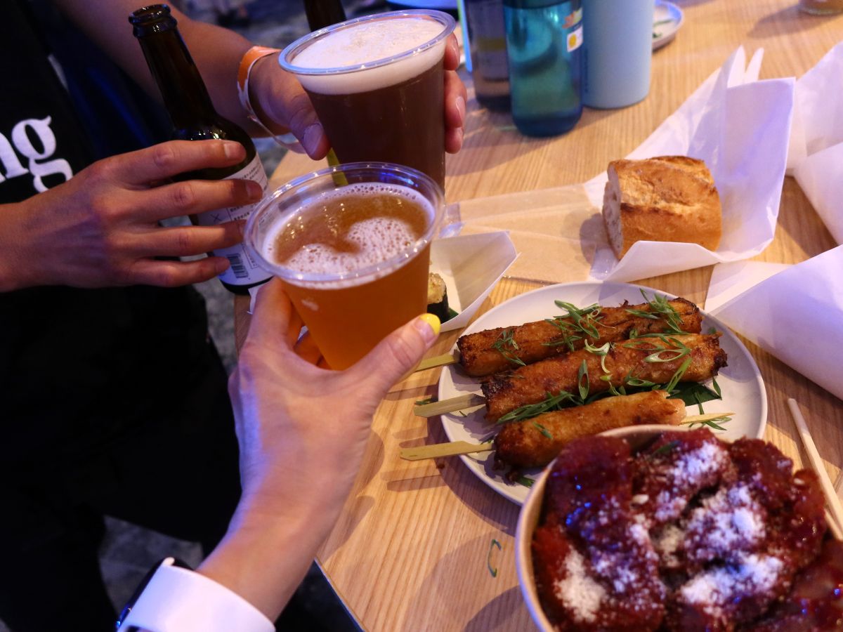 BARエリアで夫婦の乾杯タイム