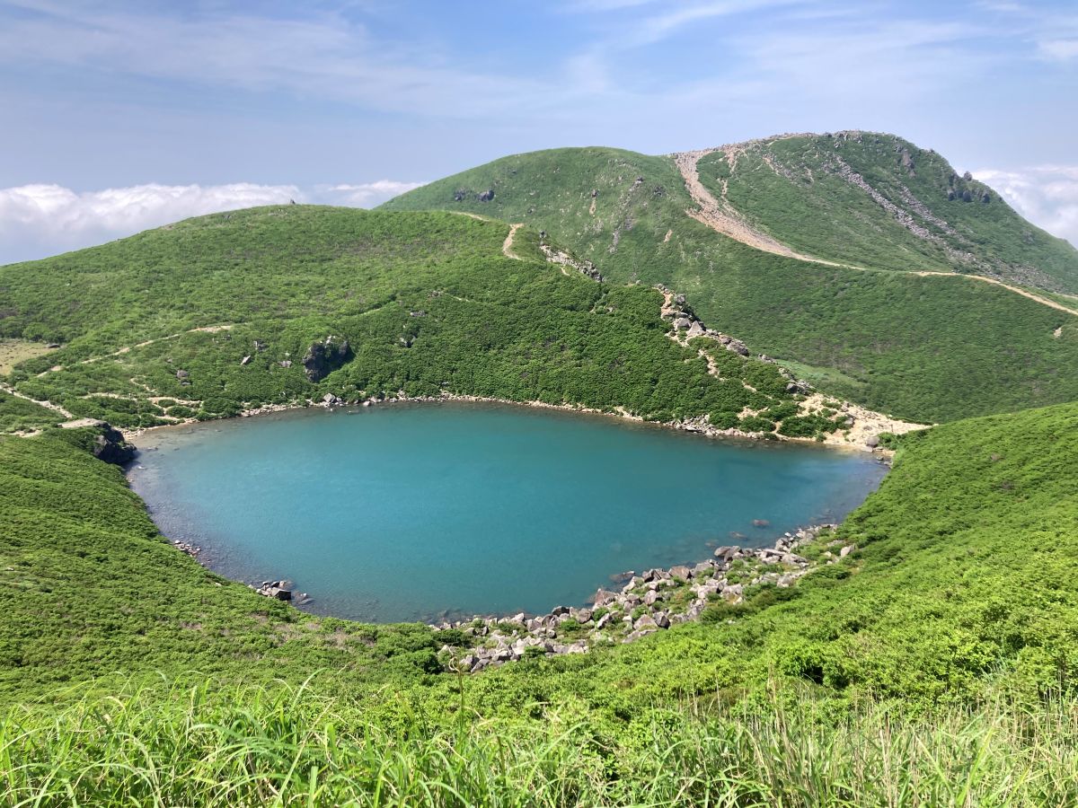夏登山シーズン到来！九州の「くじゅう連山」デイハイクで、天狗ヶ城・中岳と御池をめぐろう