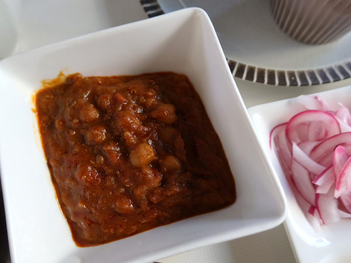 有機キヌアとガルバンゾのスパイシーカレー